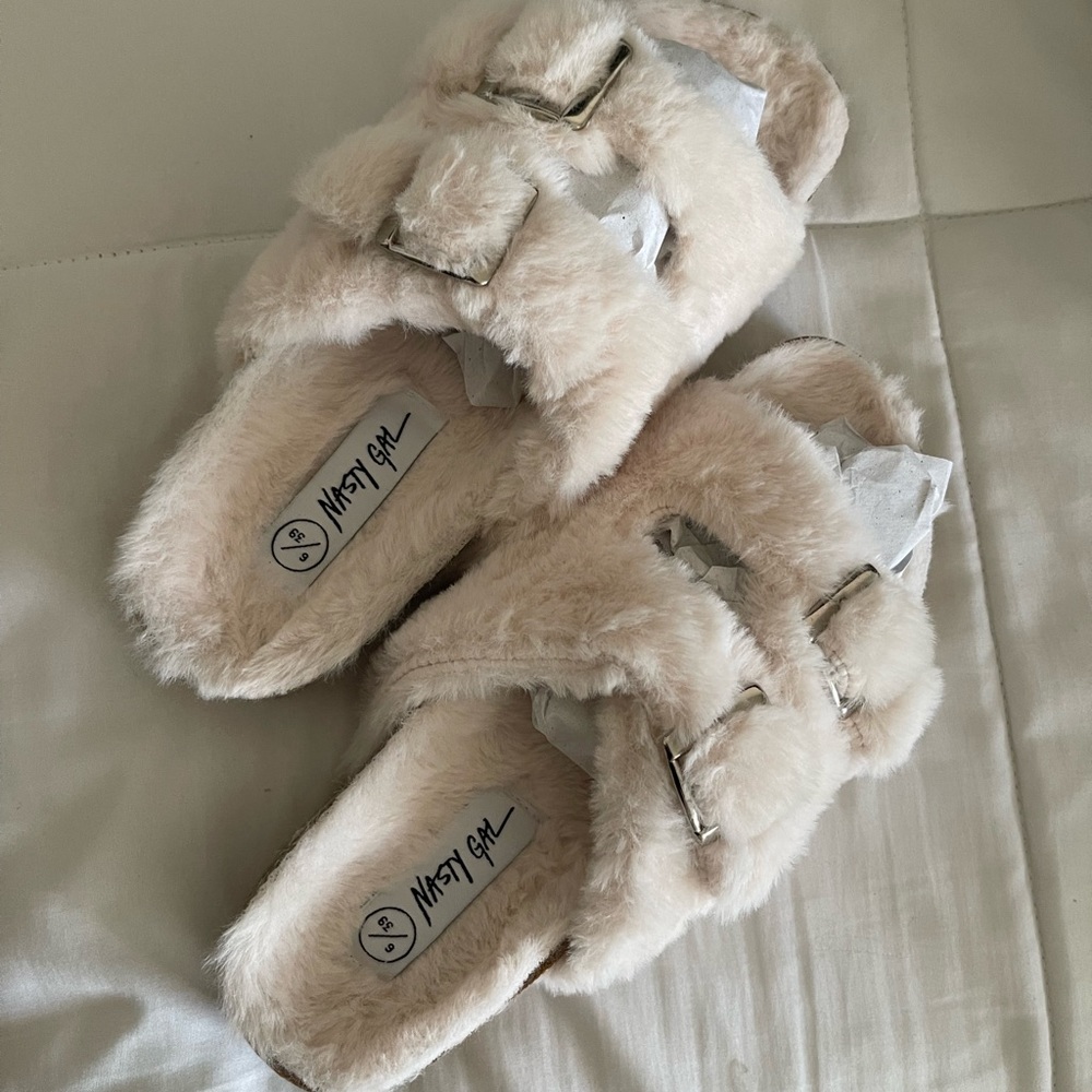 !!Brand New!! Nasty gal Furry slides Size: womens 6